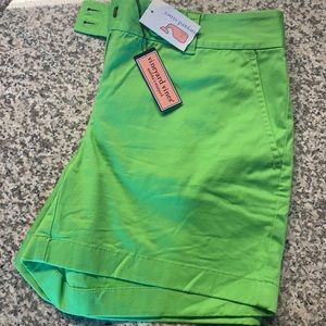 Vineyard Vines 5” Dayboat Short Parrot size 4